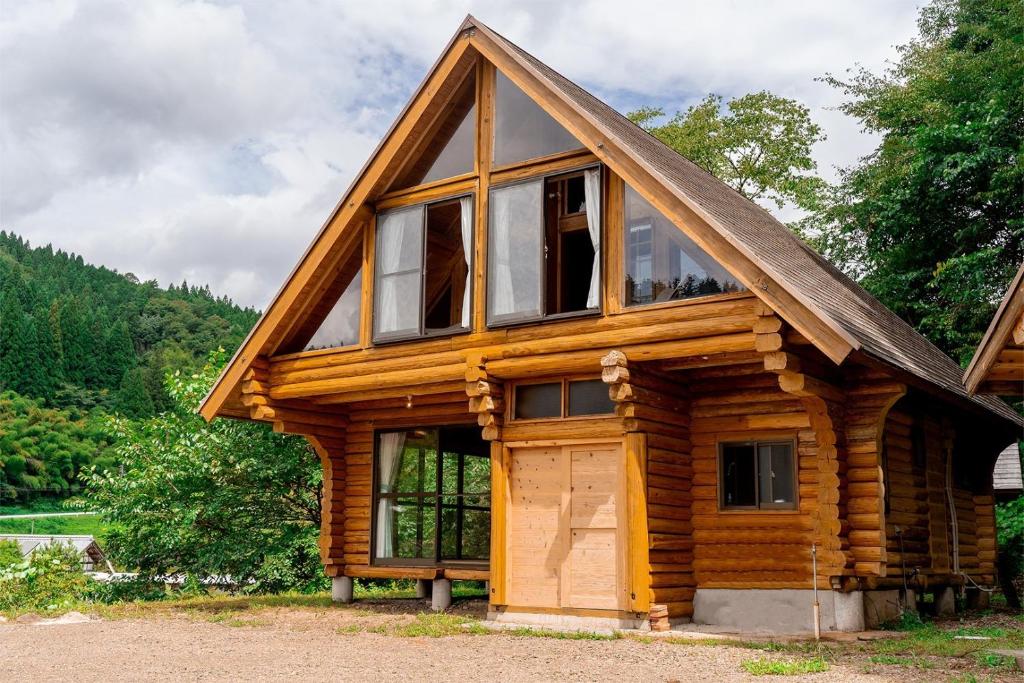 uma cabina de madeira com uma janela grande em Logland Okumino - Camp - Vacation STAY 42253v em Gujo