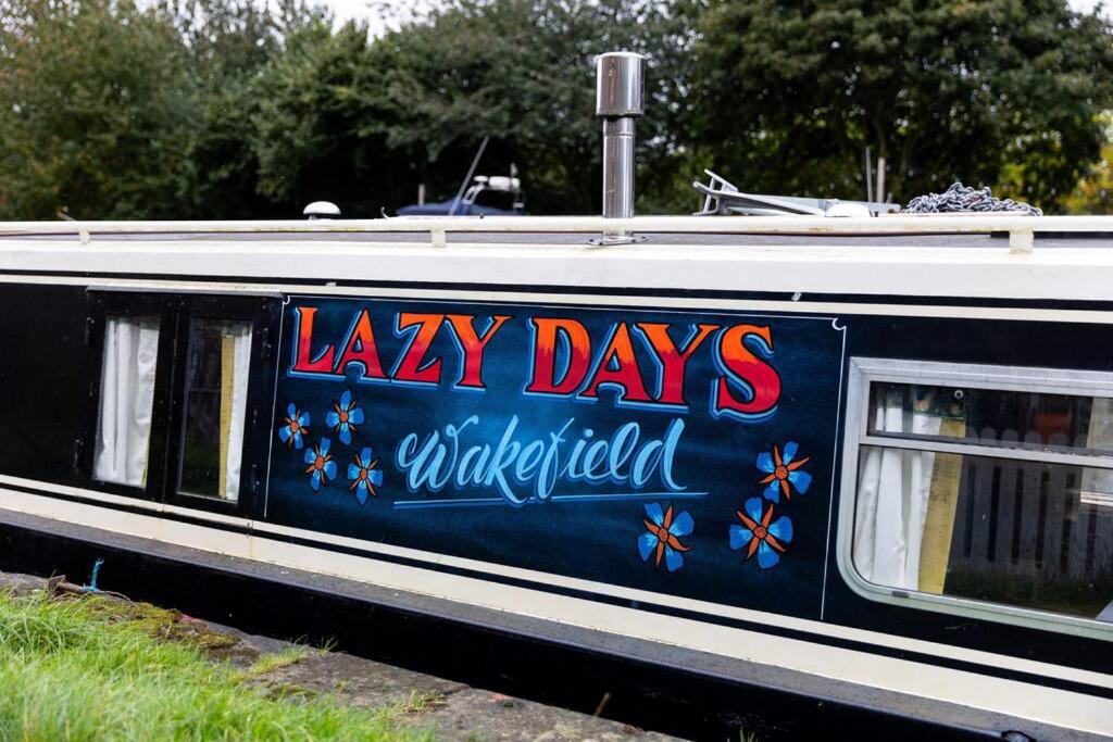 ein Schild an der Zugseite in der Unterkunft Lazy Days Narrow Boat in Stanley