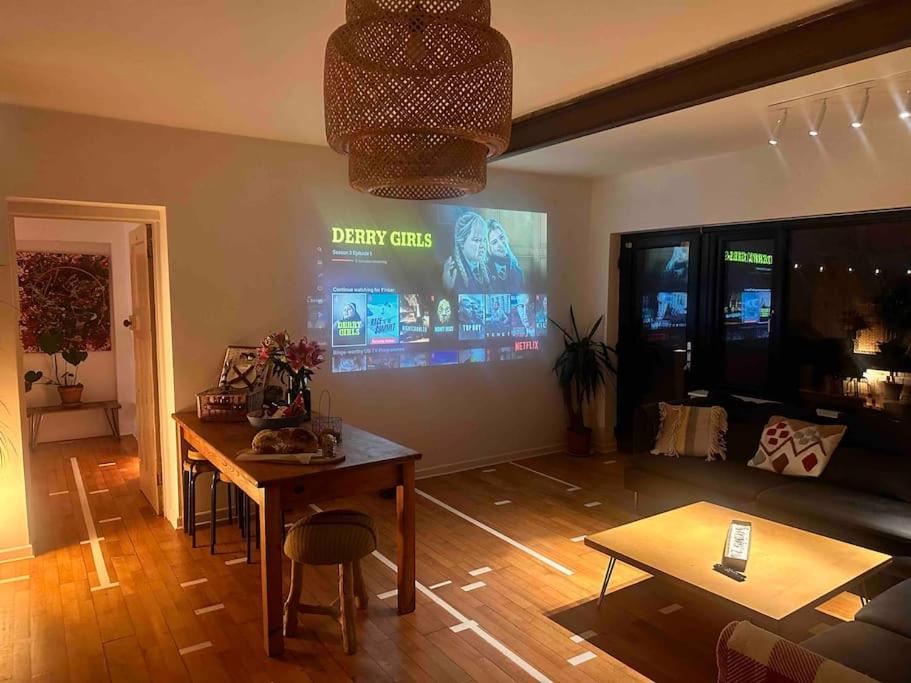 TV a/nebo společenská místnost v ubytování The Lough View Annex