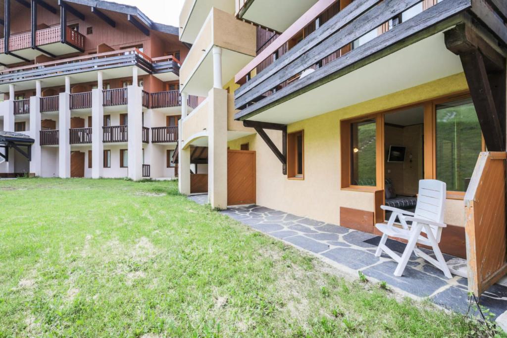 - une vue sur la cour d'un bâtiment dans l'établissement Résidence La Marelle et Le Rami - maeva Home - Appartement 2 Pièces 5 Personnes - Sélection MAE-7484, à La Plagne Tarentaise
