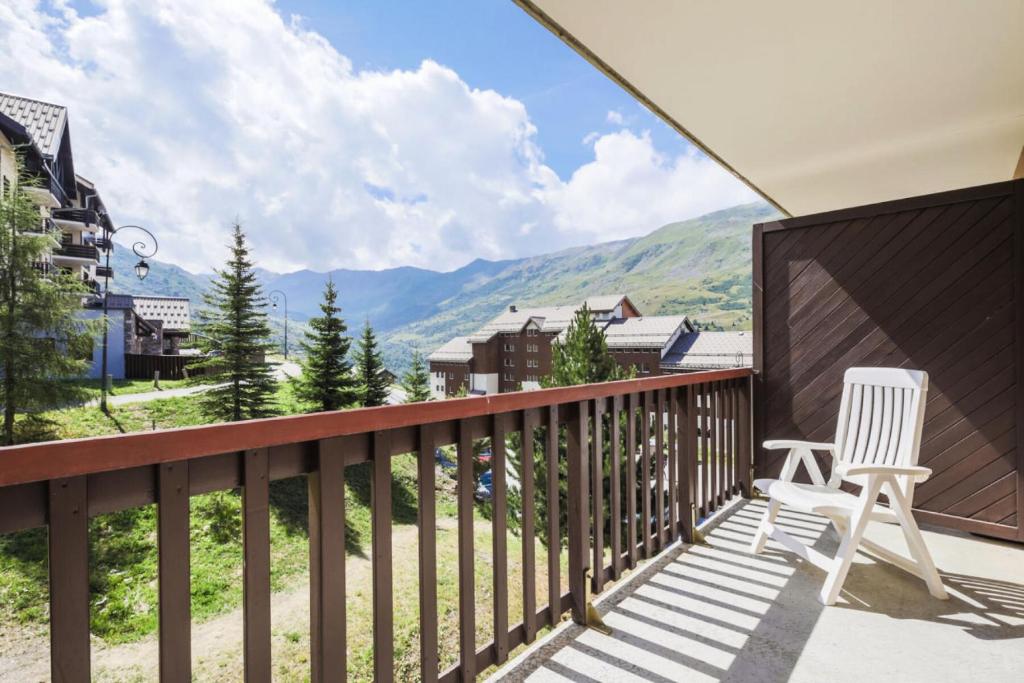 d'un balcon avec une chaise et une vue sur les montagnes. dans l'établissement Résidence Le Thabor - maeva Home - Appartement 2 Pièces 5 Personnes - Confort MAE-2620, à Le Désert