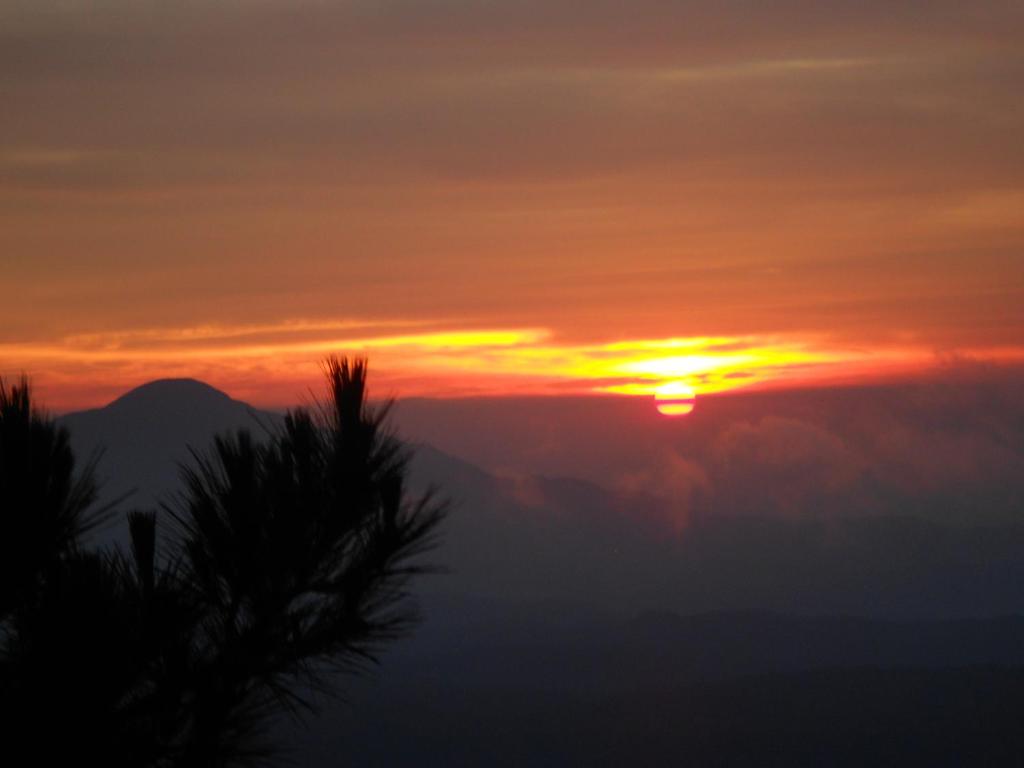 una puesta de sol desde la cima de una montaña en Bino kasih, en Balong