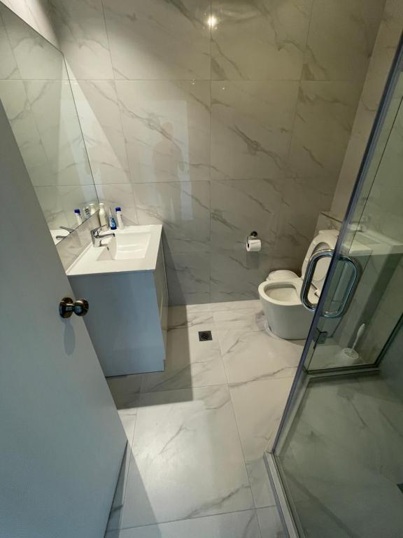 Modern Home by the Reserve - Resim 26