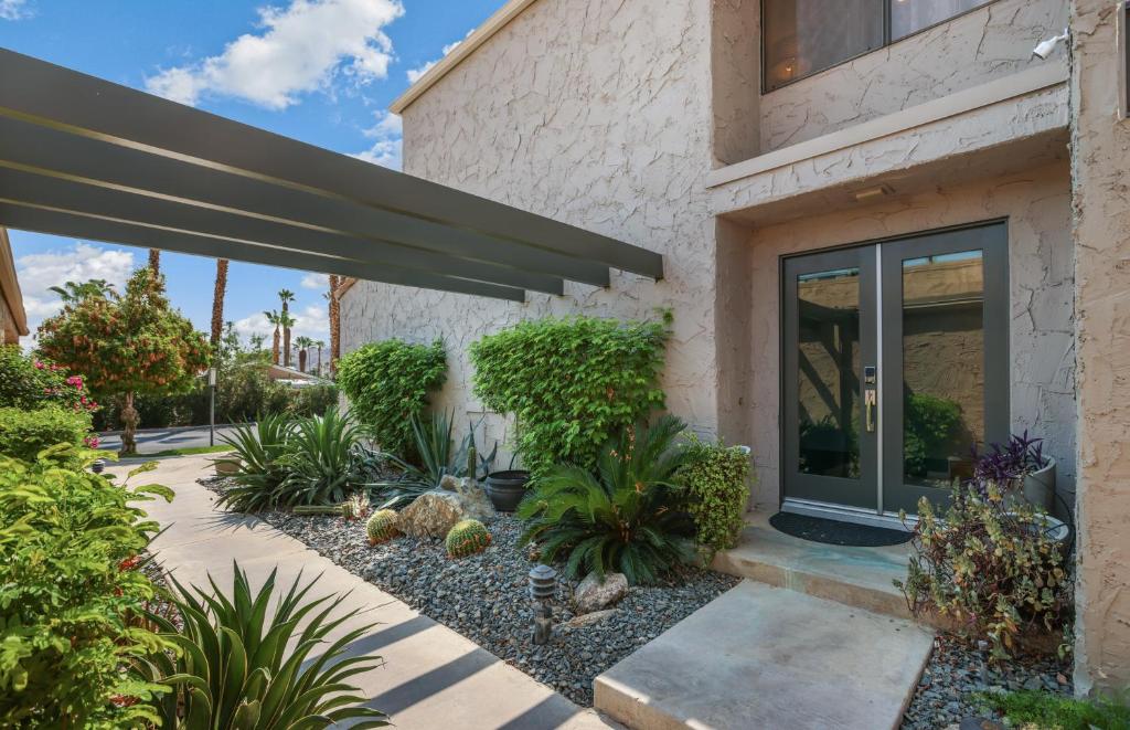 uma casa com plantas no quintal da frente em Eclectic & Comfortable Canyon Corridor - A Ryson Property em Palm Springs