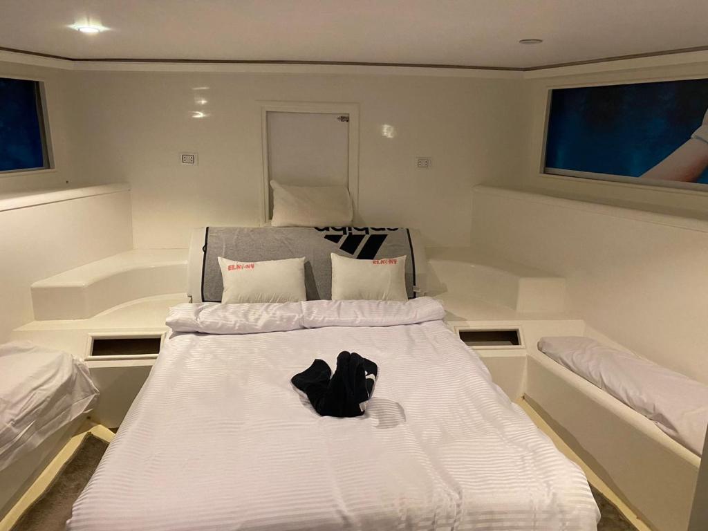 Ένα ή περισσότερα κρεβάτια σε δωμάτιο στο KUBA LuXus tour - Hotel boat in sahl Hashesh - Hurghada