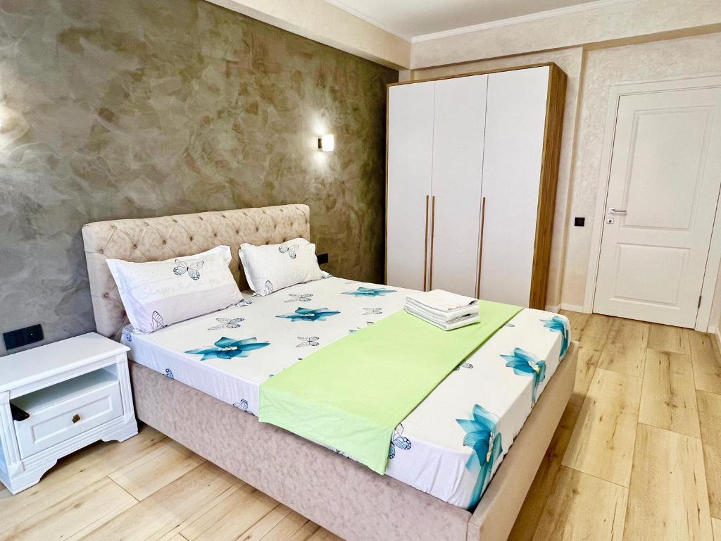 ein Schlafzimmer mit einem Bett und einem weißen Schrank in der Unterkunft Apartament AirPort Chisinau in Chişinău