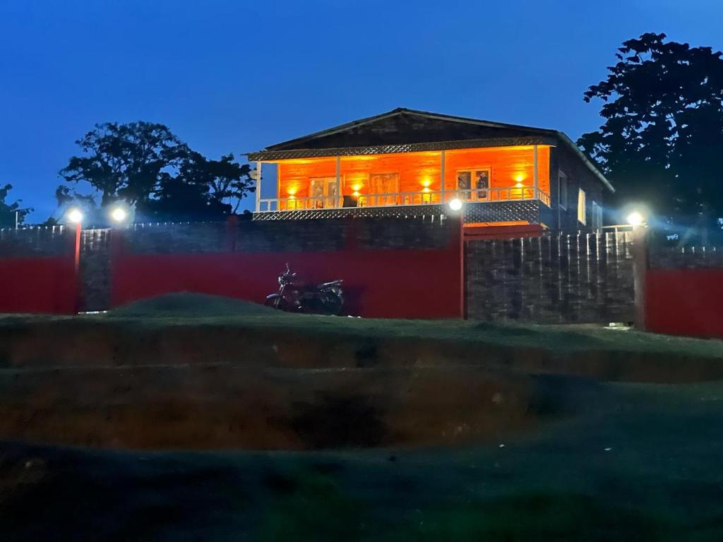una casa iluminada por la noche con luces en Residencial Pensão Bom Desconto, en Principe