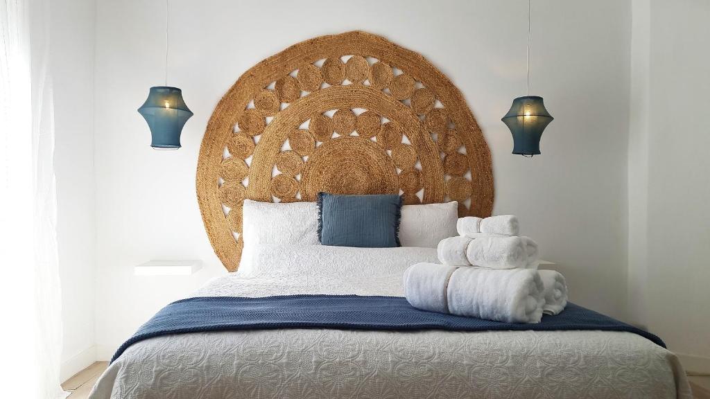 科因的住宿－Nomadara - Boutique B&B，一间卧室配有一张带大型木制床头板的床