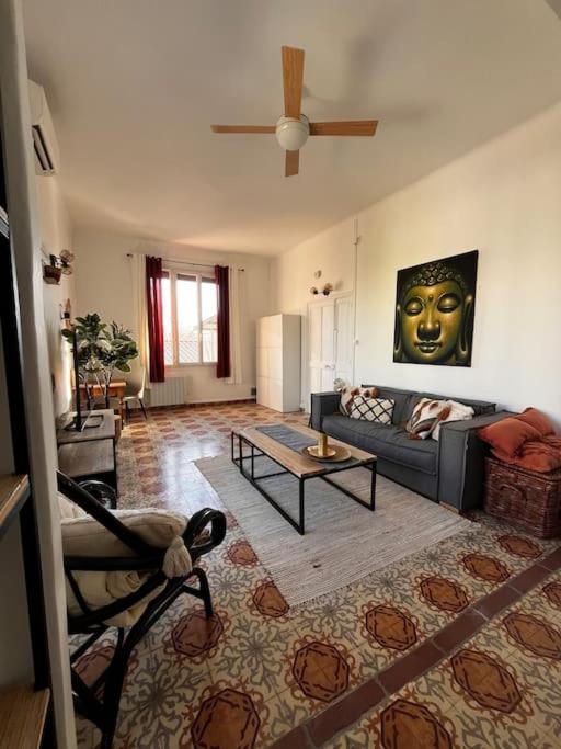 un salon avec un canapé et une table dans l'établissement Le l'islois- Park&Piscine, à LʼIsle-sur-la-Sorgue