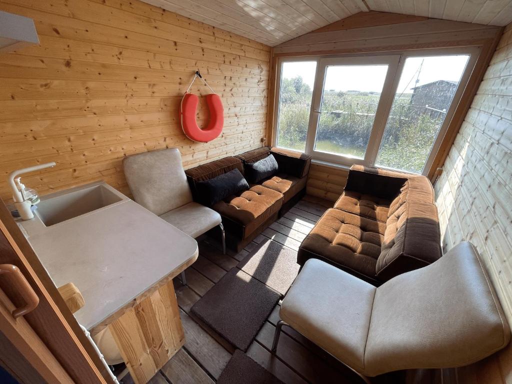 Posezení v ubytování Seaside Retreat with Hot tub,Sauna, Pool & BBQ