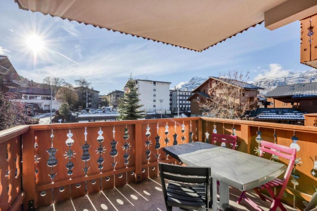 ein Balkon mit Tisch und Stühlen und Aussicht in der Unterkunft Résidence Les Fermes du Soleil - maeva Home - Appartement 3 Pièces 6 Personnes - Sélection MAE-6505 in Les Carroz d'Araches