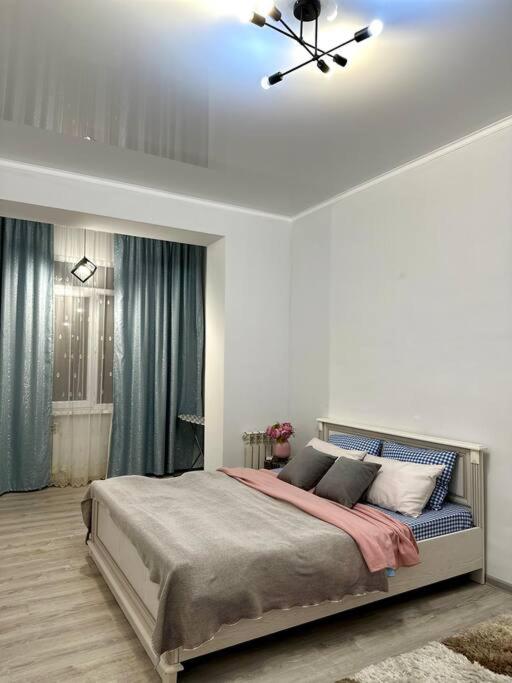 sypialnia z łóżkiem i wentylatorem sufitowym w obiekcie Жилой комплекс Махаббат w mieście Aktau