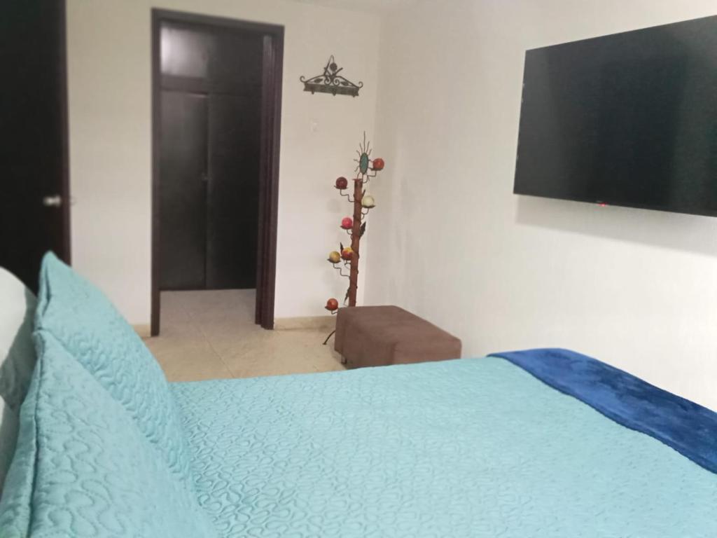 1 dormitorio con 1 cama y TV de pantalla plana en Habitación Hermosa iluminada, en Bogotá