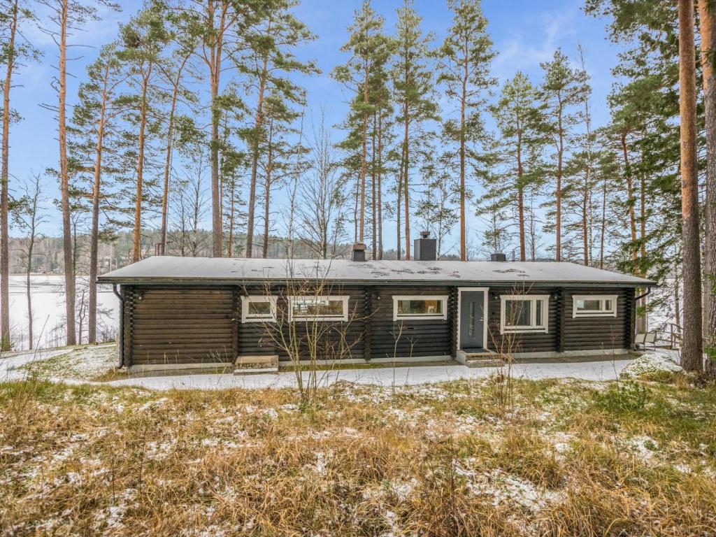 Holiday Home Villa lahnajärvi by Interhome في Nummi: كابينة في الغابة مع أشجار في الخلفية