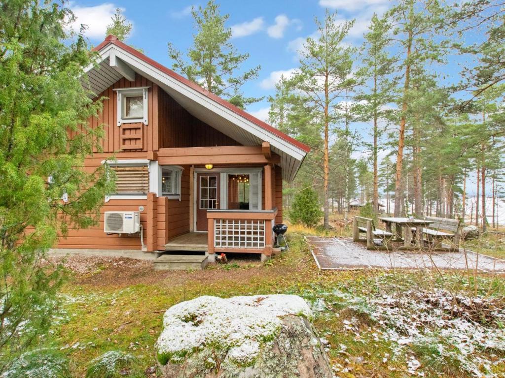 uma cabana na floresta com uma mesa de piquenique em Holiday Home Kanerva 4 by Interhome em Isnäs