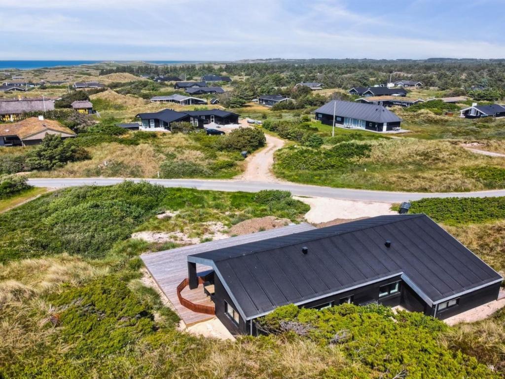 uma vista superior de uma casa com um telhado preto em Holiday Home Kristiina - 500m from the sea in NW Jutland by Interhome em Saltum