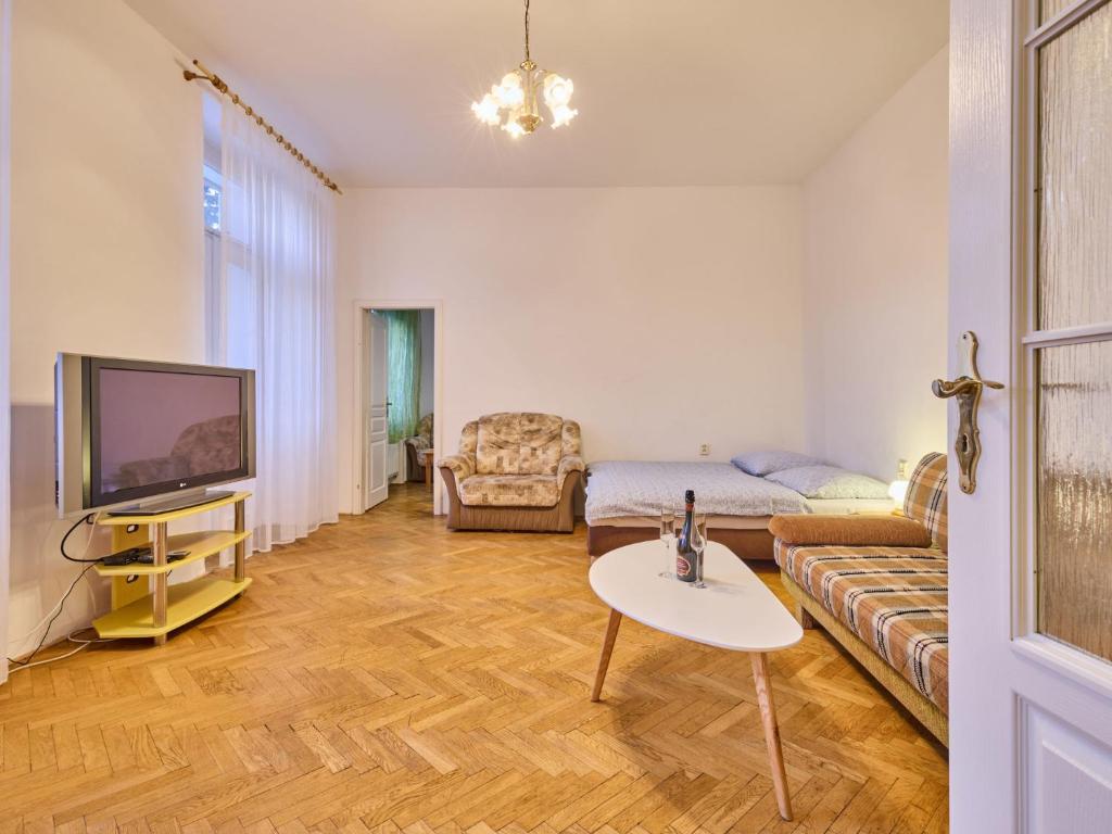- un salon avec un canapé et une télévision dans l'établissement Apartment Villa Belvedere-10 by Interhome, à Janské Lázně