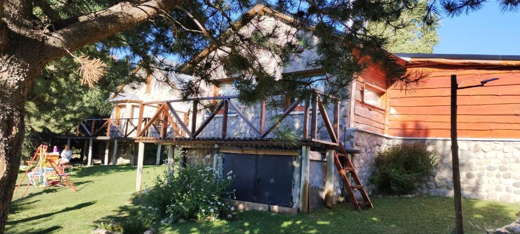 una casa con una terraza a un lado en Cabanas Peumahue en Villa Meliquina