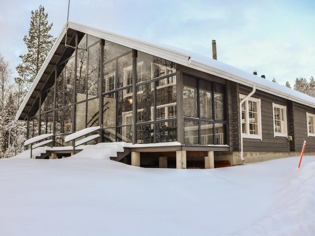 ein Haus im Winter mit Schnee im Vordergrund in der Unterkunft Holiday Home Aurinko-saaga 2 paritalo by Interhome in Hyrynsalmi