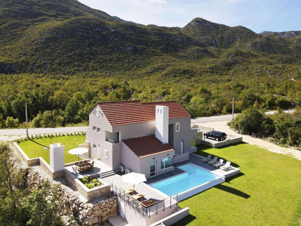 eine Luftansicht eines Hauses mit Pool in der Unterkunft Holiday Home Villa Jure by Interhome in Roglići