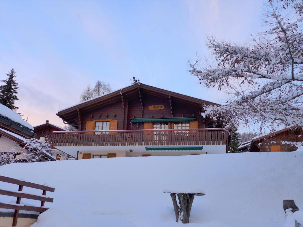 uma casa no inverno com neve em frente em Apartment Chalet Papillon by Interhome em Bürchen