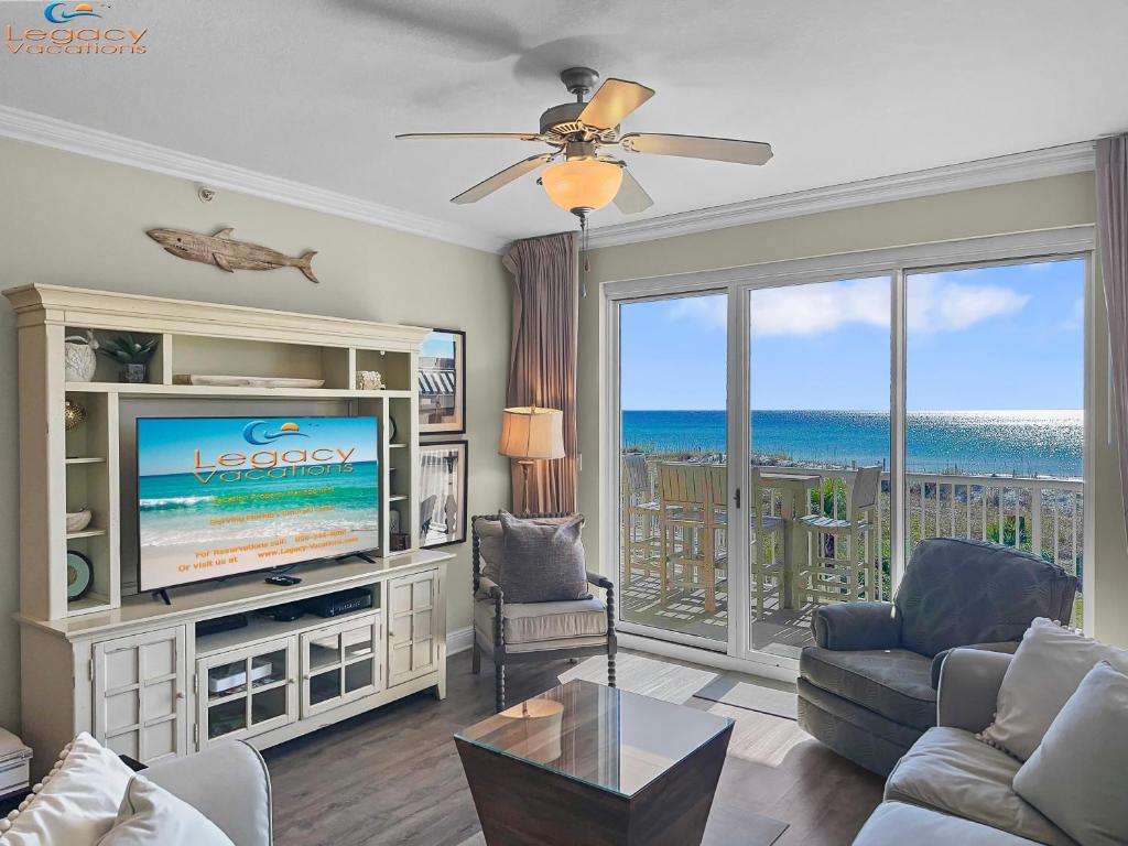 een woonkamer met een televisie en uitzicht op de oceaan bij SMP 209 - Large 4 Bedroom Beachfront Condo in Fort Walton Beach