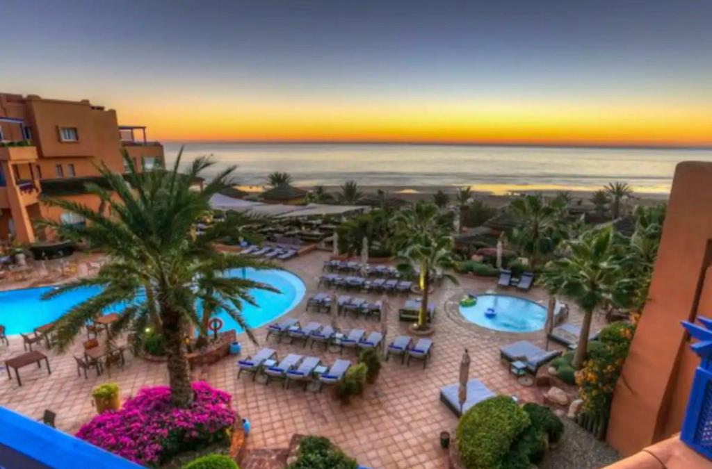 vista para a piscina no resort em Paradis Plage Pieds dans l'eau - Superbe Appartement em Agadir