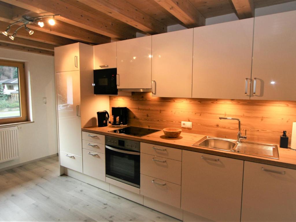 Kuchyň nebo kuchyňský kout v ubytování Apartment Johann by Interhome