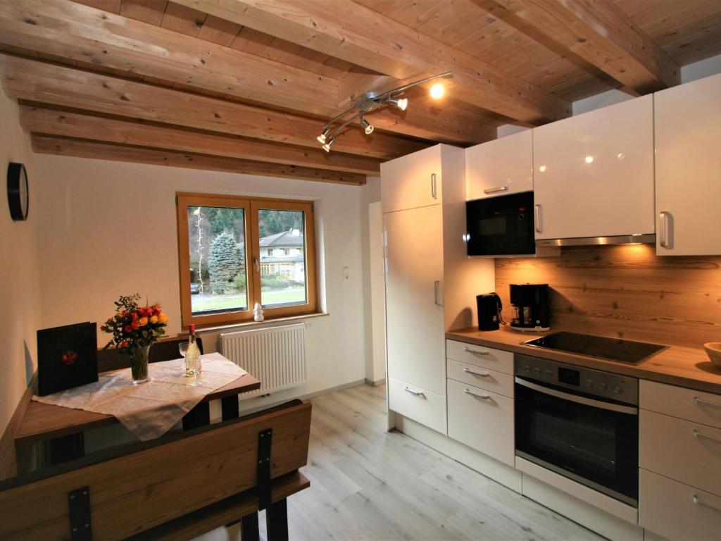 Kuchyň nebo kuchyňský kout v ubytování Apartment Johann by Interhome
