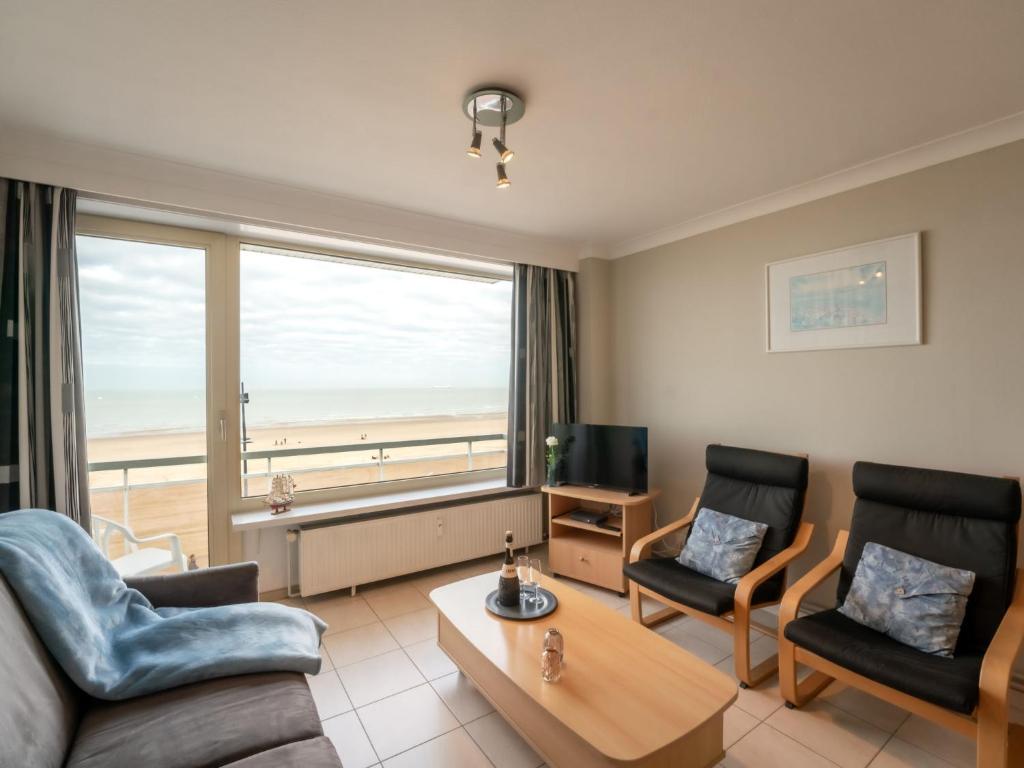 sala de estar con vistas al océano en Apartment Seaview Getaway Belgium by Interhome, en Blankenberge