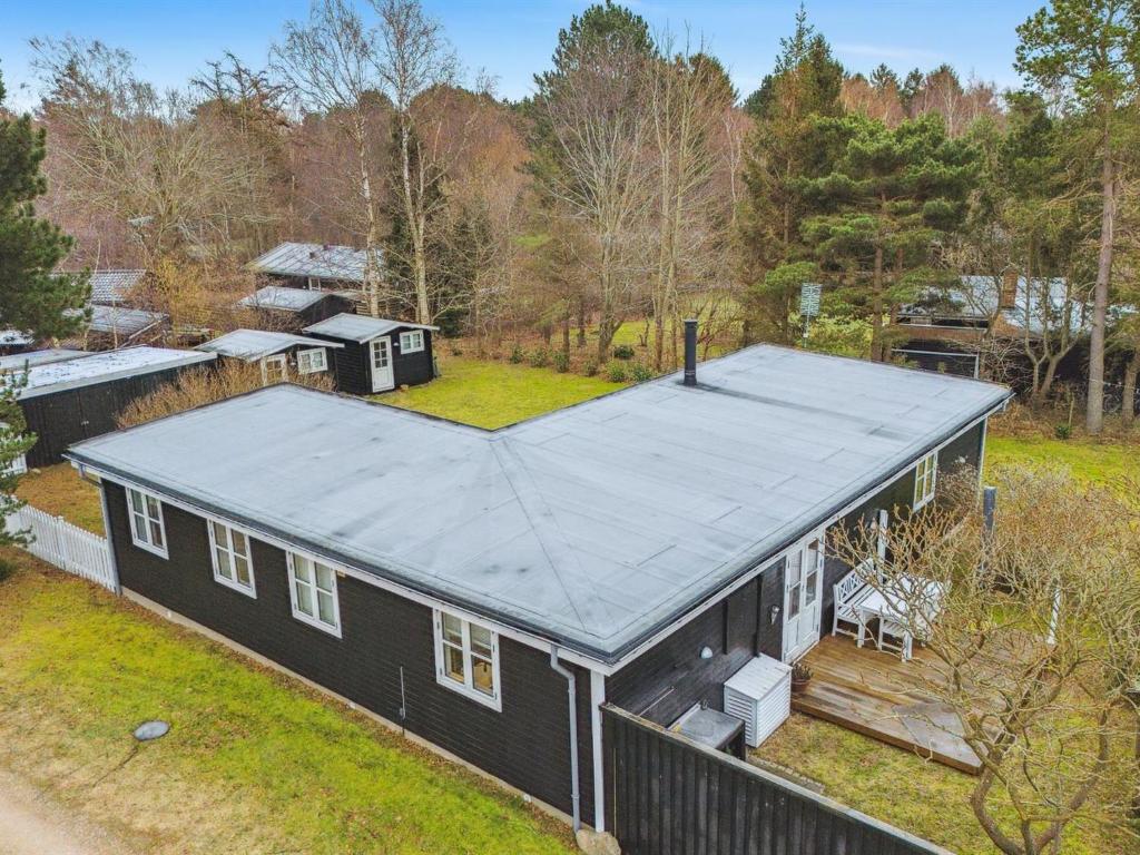 une vue aérienne sur une maison avec un toit en métal dans l'établissement Holiday Home Kielo - 650m from the sea in Sealand by Interhome, à Nykøbing Sjælland