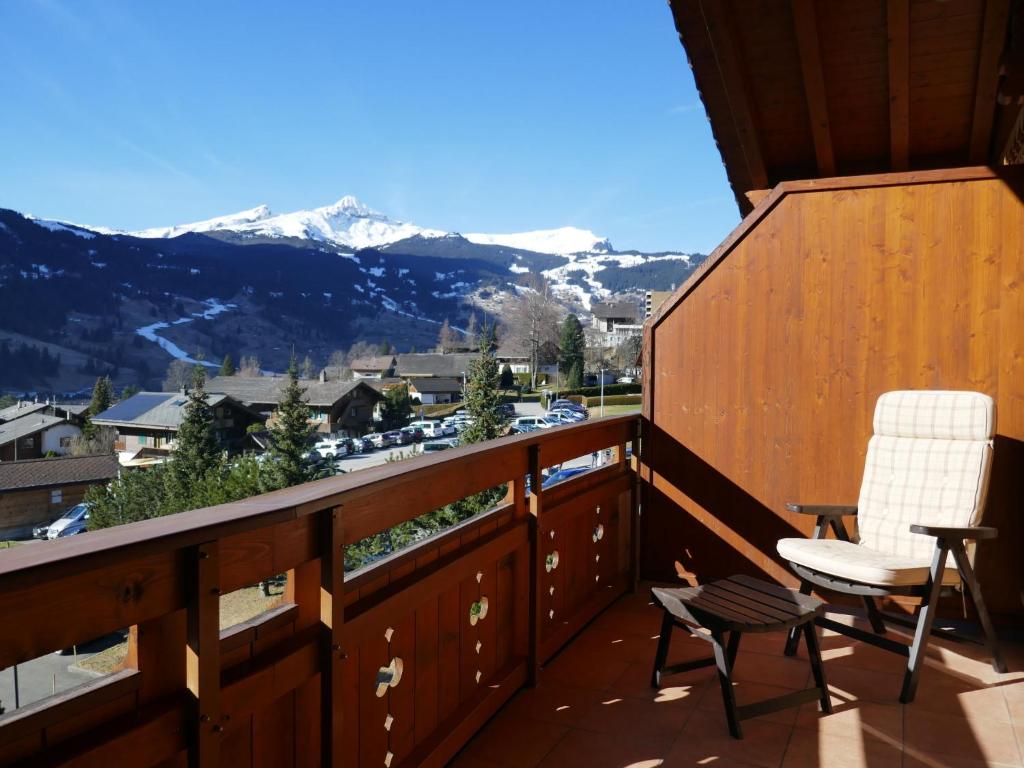 een balkon met 2 stoelen en uitzicht op de bergen bij Apartment Chalet Pfingstrose by Interhome in Grindelwald