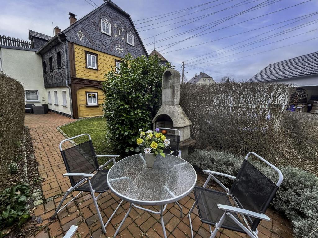 una casa y un patio con mesa y sillas en Holiday Home Selma by Interhome, en Großschönau