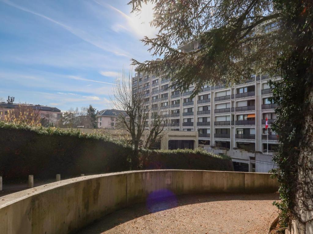 ein Park mit einem Gebäude im Hintergrund in der Unterkunft Apartment Petit Saconnex 28A by Interhome in Genf