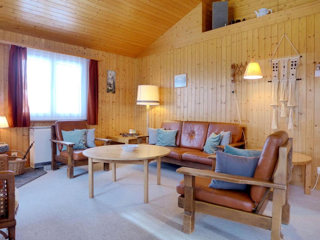 Posezení v ubytování Chalet Chalet Larix by Interhome