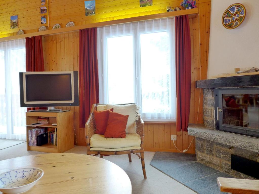 TV a/nebo společenská místnost v ubytování Chalet Chalet Larix by Interhome