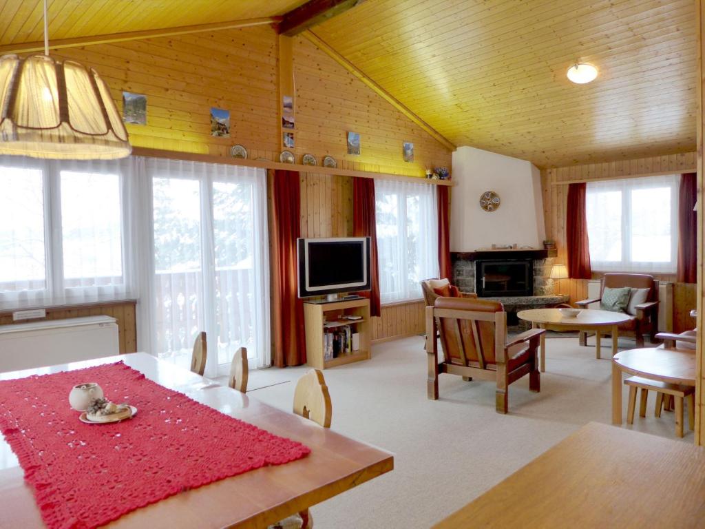 TV a/nebo společenská místnost v ubytování Chalet Chalet Larix by Interhome