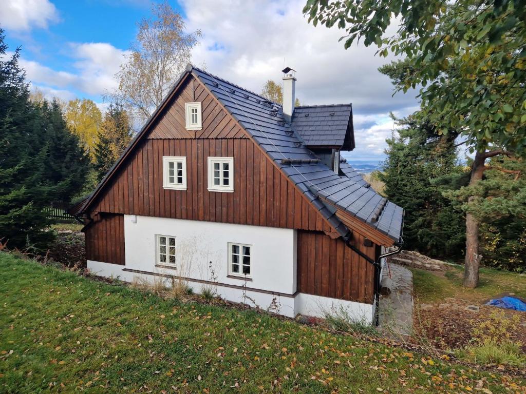 un granero rojo y blanco con techo de gambrel en Holiday Home Roubenka Maleč by Interhome en Strašín