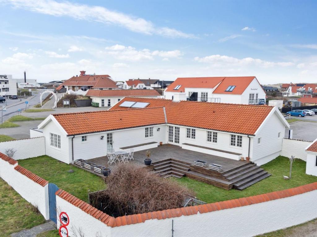 una casa blanca con techo naranja en Holiday Home Jeppe - 200m from the sea in NW Jutland by Interhome, en Blokhus