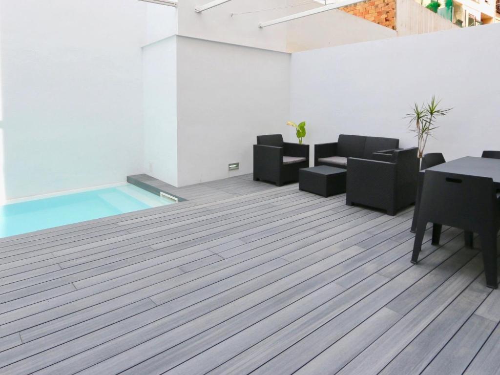 een kamer met een zwembad en een tafel en stoelen bij Apartment Loft Villalonga by Interhome in Valencia
