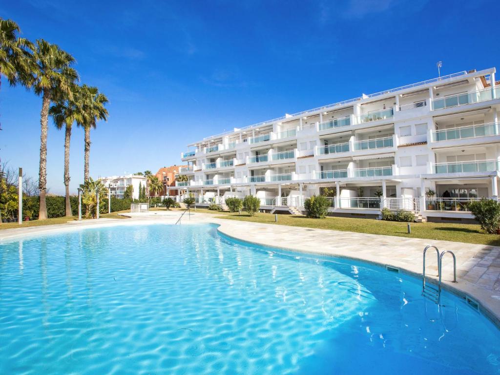 uma piscina em frente a um edifício em Apartment Les Portelles by Interhome em Denia