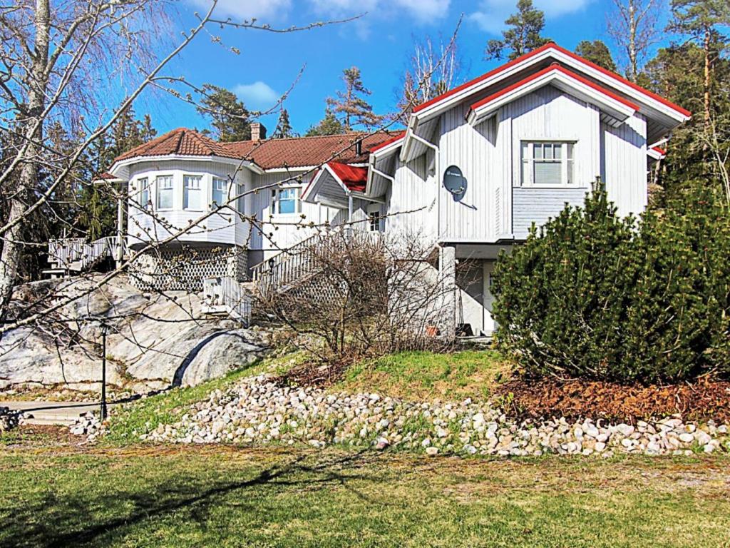 une maison blanche avec une clôture devant elle dans l'établissement Holiday Home Vikdal by Interhome, à Karuna