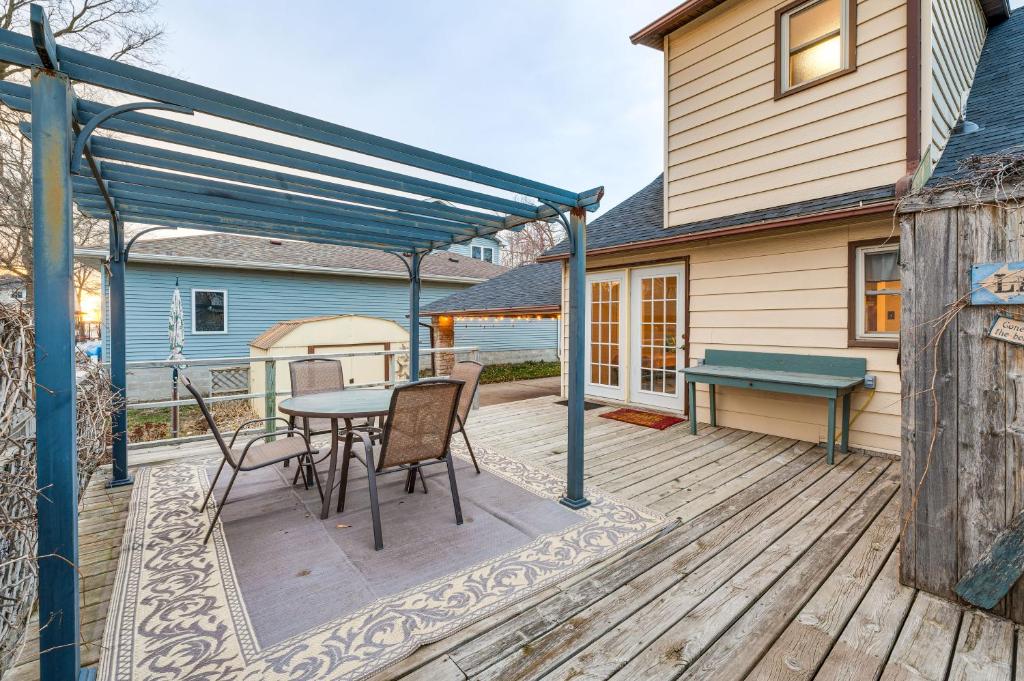 een patio met een tafel en stoelen op een houten terras bij Clear Lake Vacation Rental Walk to City Beach! in Clear Lake