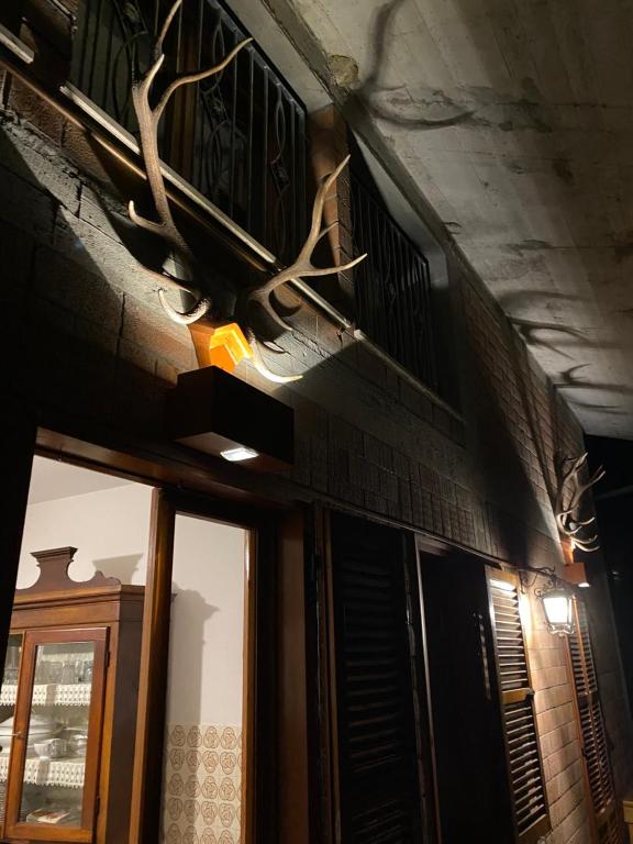 un lampadario pendente appeso al soffitto di un ristorante di I Due Cervi a Portico di Romagna