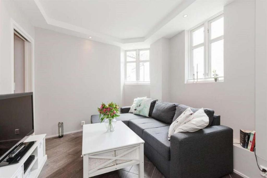 un soggiorno con un divano e un tavolo di Pepes Apartment a Bergen