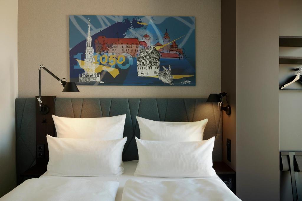 Postel nebo postele na pokoji v ubytování The Cloud One Nürnberg, by the Motel One Group