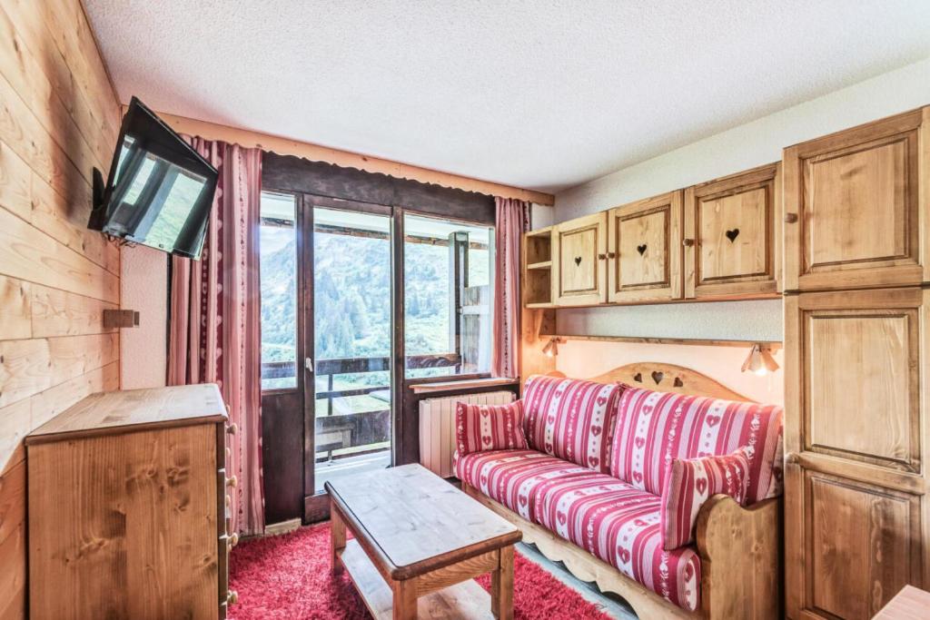 un salon avec un canapé et une télévision dans l'établissement Résidence Le Cédrat - maeva Home - Appartement 2 pièces 4 personnes avec vue montagne - Sélection - Super Home MAE-9254, à Avoriaz