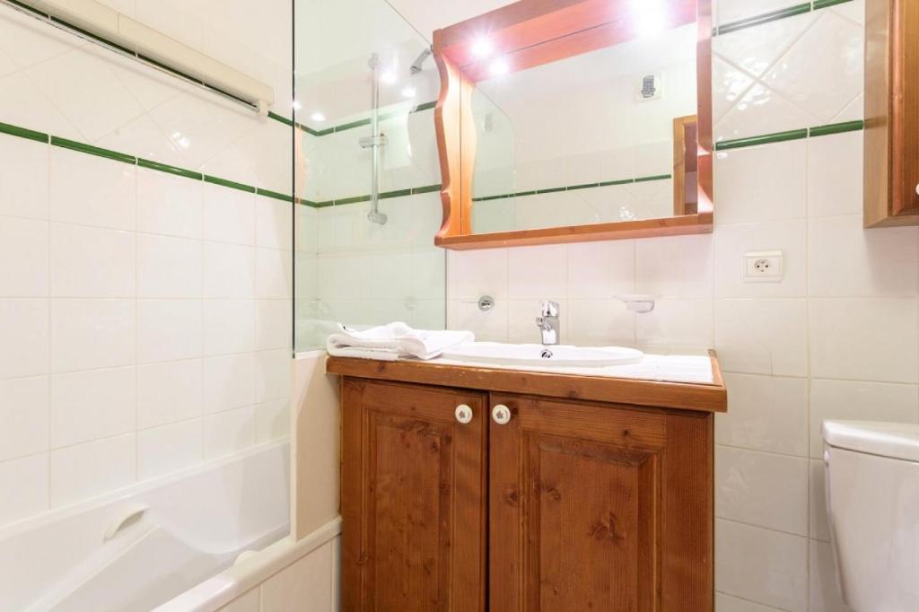 Um banheiro em R&eacute;sidence Les Hauts Bois - maeva Home - Appartement 3 Pi&egrave;ces 8 Personnes - 034