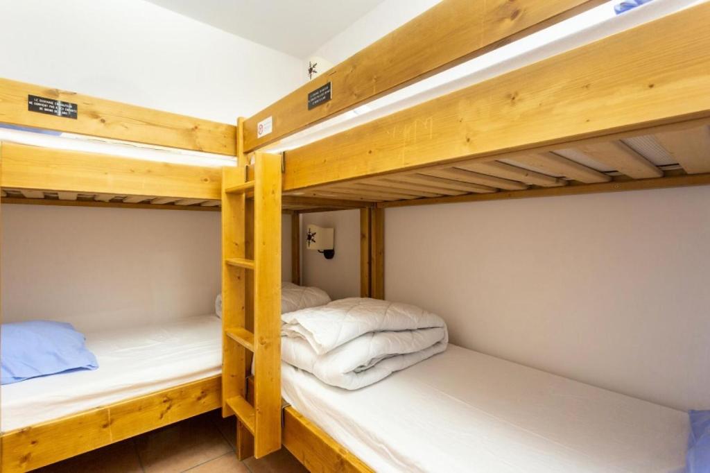 Uma ou mais camas em beliche em um quarto em R&eacute;sidence Les Hauts Bois - maeva Home - Appartement 3 Pi&egrave;ces 8 Personnes - 034