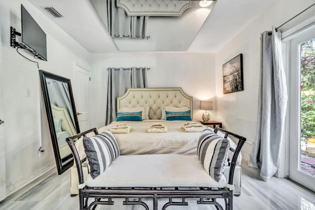 Un dormitorio con una cama grande con almohadas azules. en Family Home 2BR Heated Pool, Victoria Park, en Fort Lauderdale